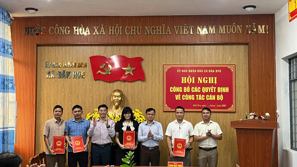 UBND XÃ ĐĂK RVE TỔ CHỨC HỘI NGHỊ CÔNG BỐ QUYẾT ĐỊNH VỀ CÔNG TÁC CÁN BỘ