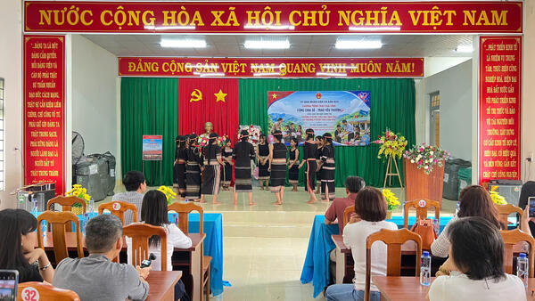 ẤM ÁP CHƯƠNG TRÌNH TRAO TẶNG YÊU THƯƠNG: 484 SUẤT QUÀ ĐẾN VỚI HỌC SINH XÃ ĐĂK RVE