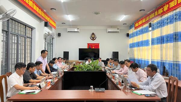Thành viên Ban đại diện Hội đồng quản trị NHCSXH tỉnh Quảng Ngãi kiểm tra, giám sát hoạt động tín dụng chính sách xã hội đối với Ban Đại diện Hội đồng quản trị NHCSXH xã Đăk Rve