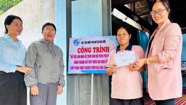 Hội LHPN xã Đăk Rve hỗ trợ làm nhà vệ sinh góp phần thực hiện chỉ tiêu thoát nghèo của thôn trên địa bàn xã Đăk Rve năm 2026