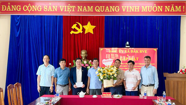 Đảng ủy xã Đăk Rve tổ chức gặp mặt cán bộ, công chức nhân dịp kỷ niệm ngày truyền thống các cơ quan tham mưu, giúp việc đảng ủy và các ngày truyền thống của các tổ chức chính trị - xã hội