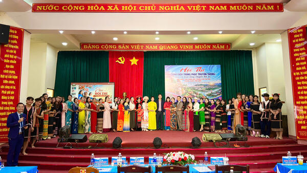 Rực rỡ hội thi trình diễn trang phục truyền thống và sôi động không gian chuyển đổi số của phụ nữ xã Đăk Rve