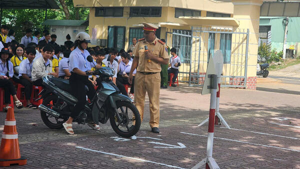 Công an xã Đăk Rve phối hợp đào tạo kỹ năng lái xe an toàn cho học sinh và toàn bộ cán bộ giáo viên, nhân viên các trường học trên địa bàn xã Đăk Rve