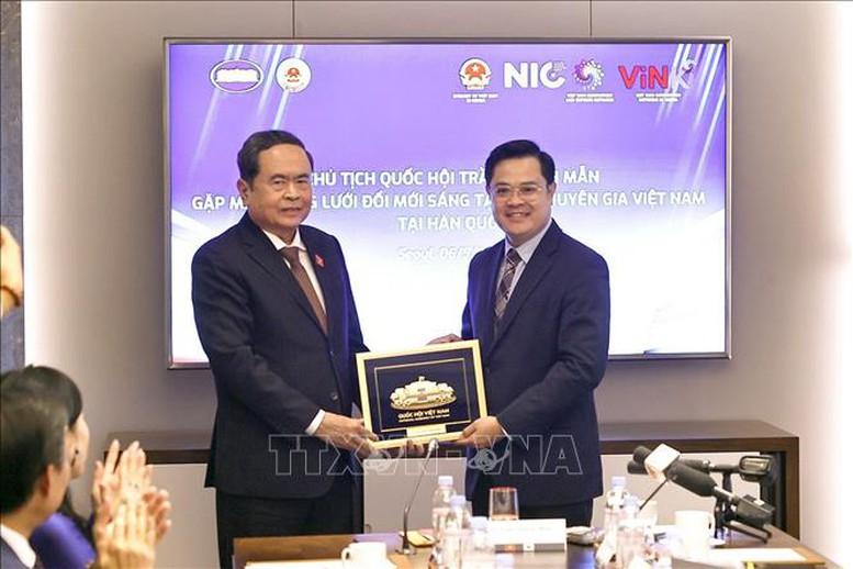 Chủ tịch Quốc hội gặp mặt thành viên Mạng lưới Đổi mới sáng tạo và chuyên gia Việt Nam tại Hàn Quốc- Ảnh 3.