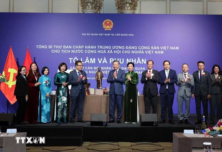 Tổng Bí thư, Chủ tịch nước Tô Lâm gặp gỡ cán bộ, nhân viên Đại sứ quán và cộng đồng người Việt Nam tại Liên bang Nga- Ảnh 2.